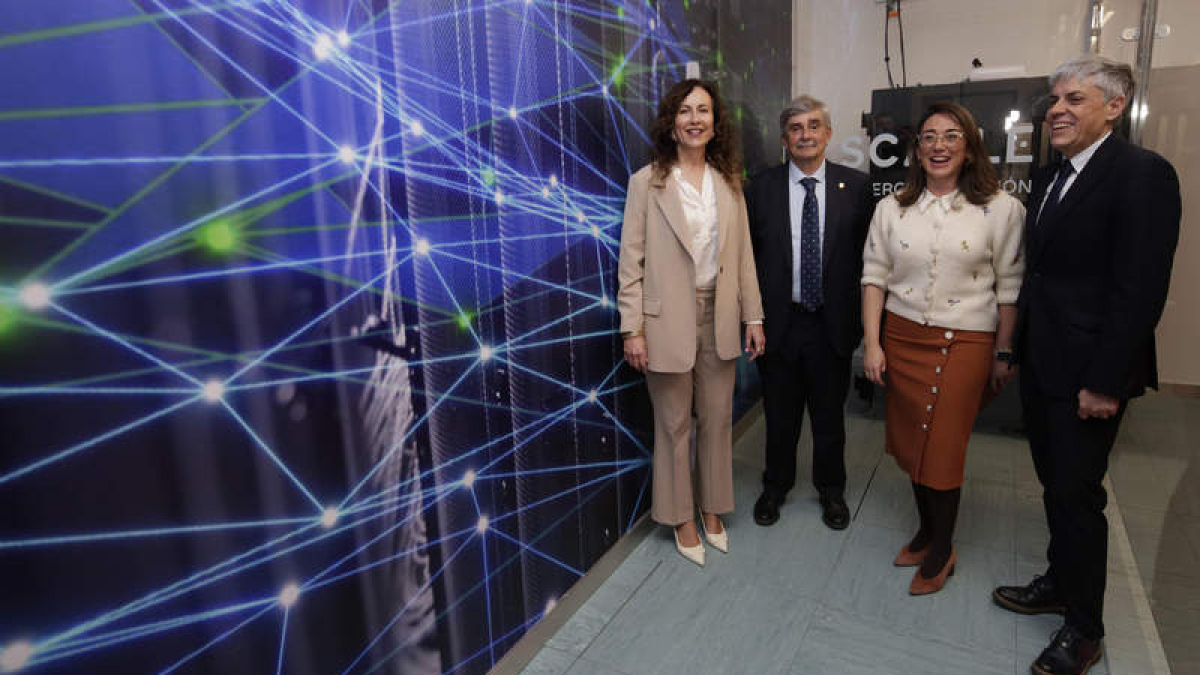 La nueva directora de Scayle, Hilde Pérez; el rector García Marín, la consejera de Transformación Digital y Eduardo Diego.  FERNANDO OTERO