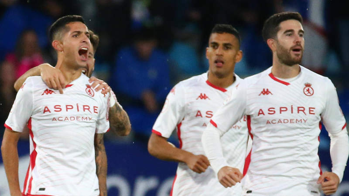 Bicho, a la izquierda con el dorsal 14, y Barri, a la derecha con el número 8, sancionados. L. DE LA MATA