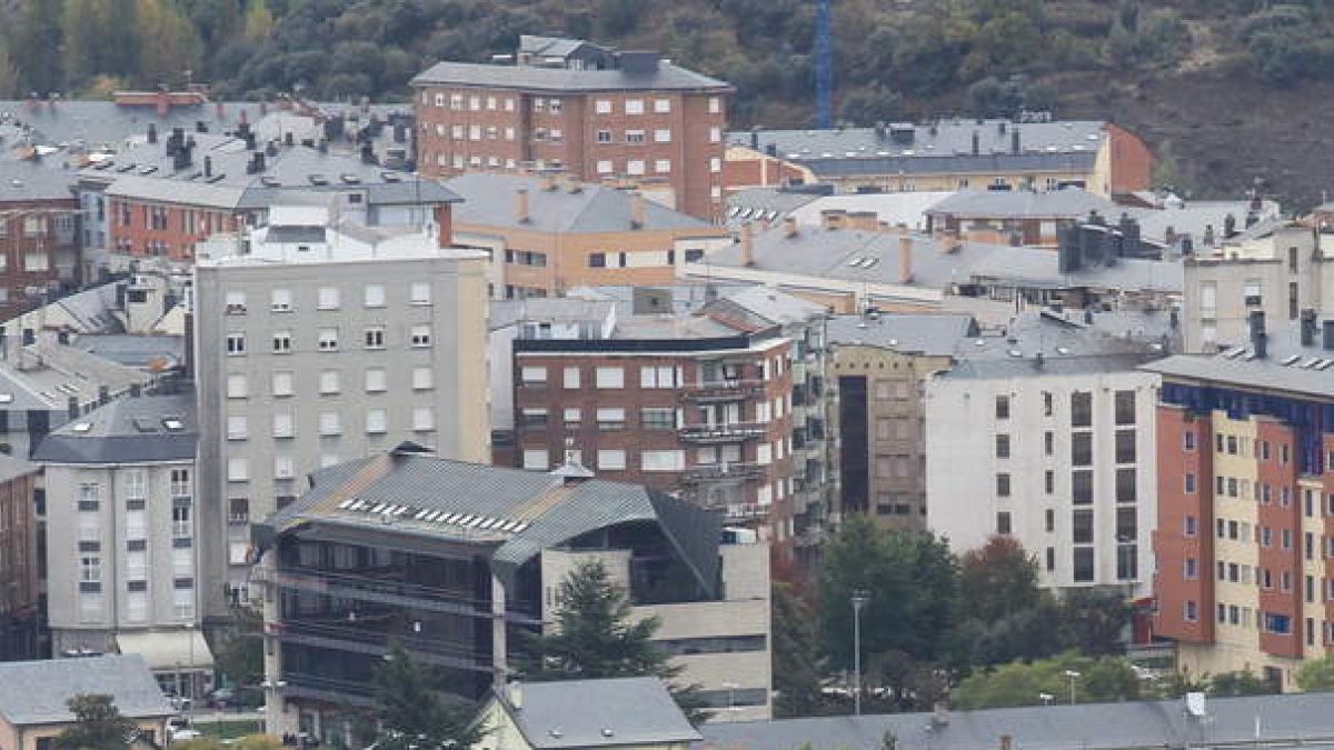 Vista de Ponferrada en una imagen de archivo; en el centro, el Edificio Minero.