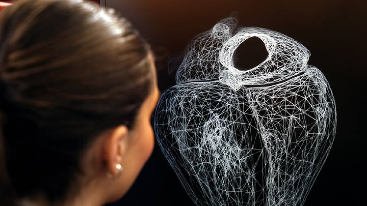 Una visitante prueba el prototipo de gemelo digital en el que los visitantes pueden generar una versión virtual simplificada de su corazón, un dispositivo que han presentado la fundación MWCapital Barcelona y el Barcelona Supercomputing Center en el marco del MWC 2024, el principal congreso tecnológico del mundo.