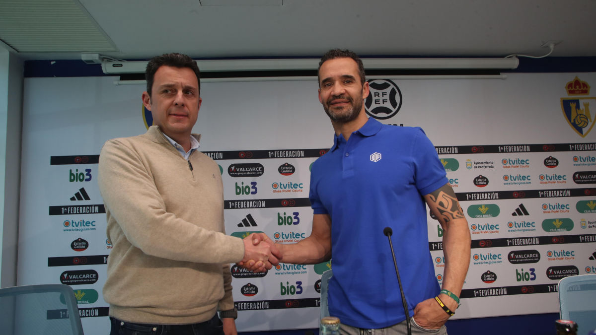 El gerente de la Ponferardina, Eduardo Domínguez, da la bienvenida a Juanfran.