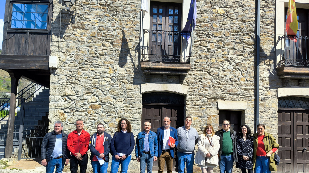 Foto de familia de la visita, facilitada por el Consejo Comarcal.