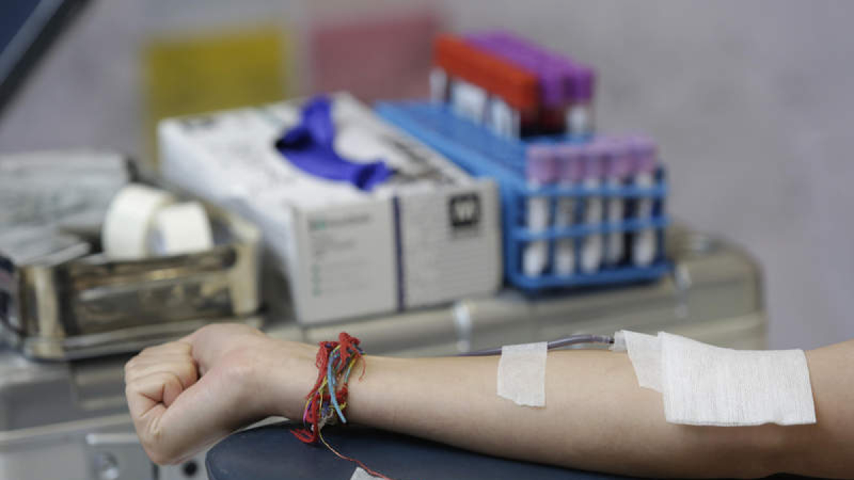 Una persona dona sangre en León. FERNANDO OTERO