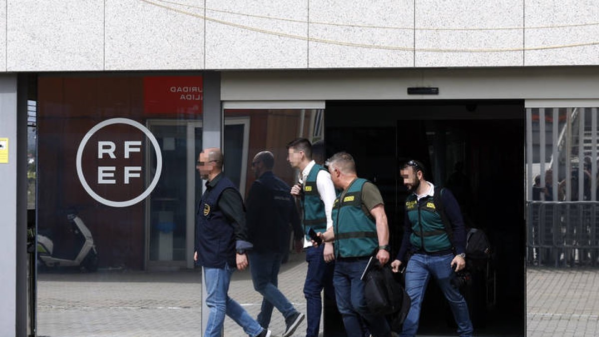Agentes de la UCO salen de la sede de la RFEF.