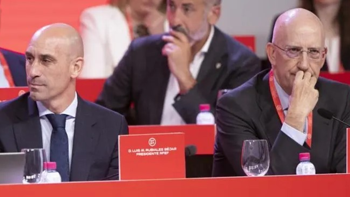 Luis Rubiales, junto al leonés Tomás González Cueto, uno de los detenidos en la operación de la UCO. AGENCIAS