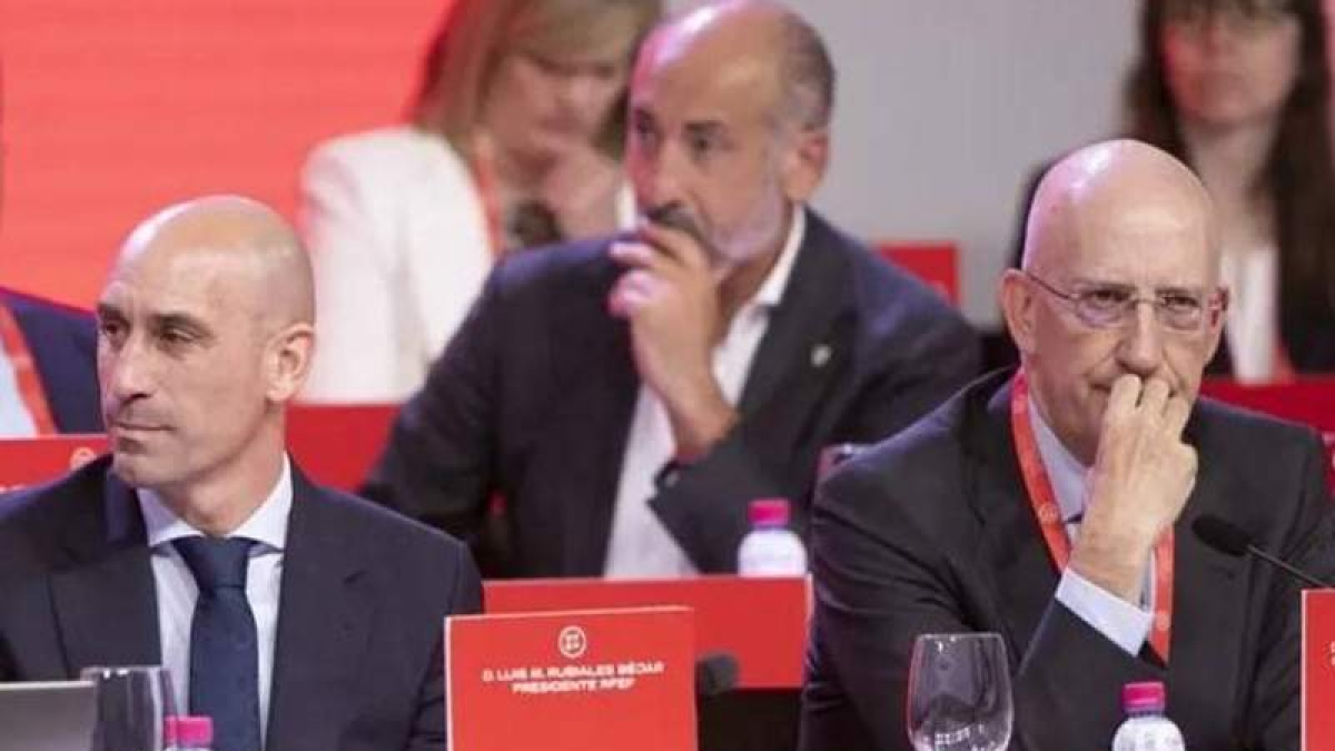 Luis Rubiales, junto al leonés Tomás González.  MIGUEL ÁNGEL MOLINA