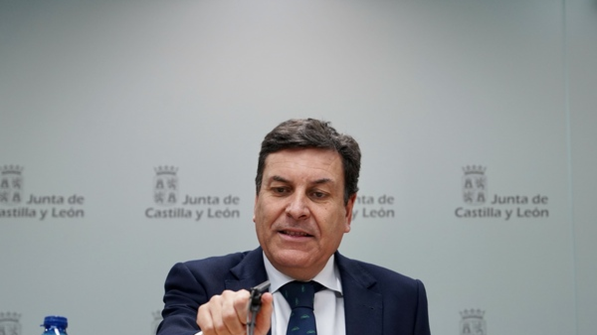 El consejero de Economía y Hacienda y portavoz, Carlos Fernández Carriedo, comparece en rueda de prensa posterior al Consejo de Gobierno.