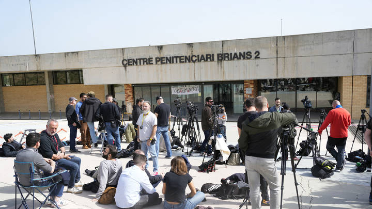 Numerosos periodistas esperan ante la entrada de la cárcel Brians 2 mientras el exjugador del Barça Dani Alves se afana por reunir entre su entorno el millón de euros.