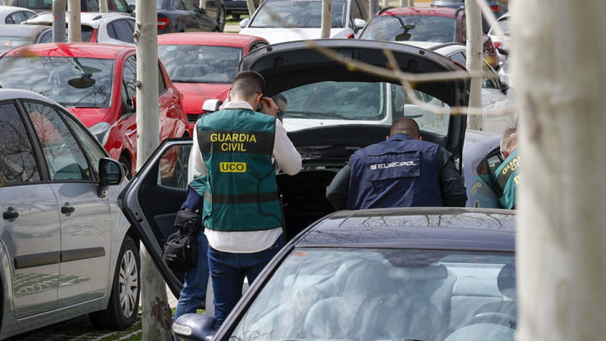 Agentes de la UCO, a la salida este miércoles de la sede de la Federación Española de Fútbol.