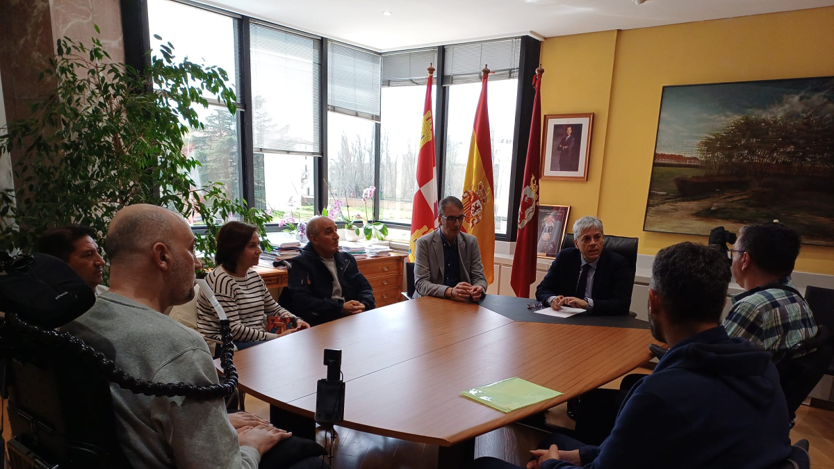 Un momento de la reunión de esta mañana con el delagado de la Junta en León.
