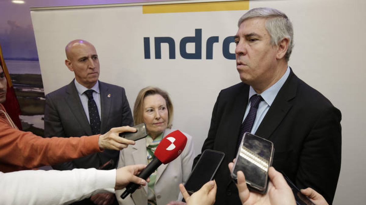 Amparo Valcarce, en el centro, entre José Antonio Diez y José Vicente de los Mozos, este jueves en la sede de Indra en León