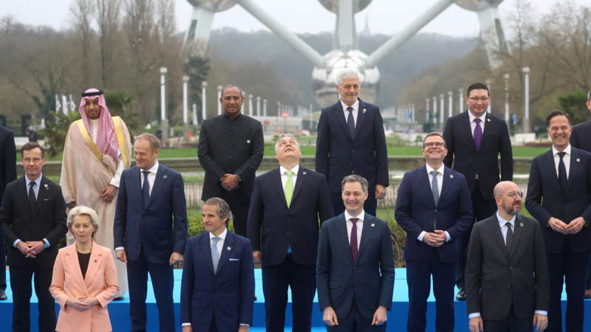 Participantes de la reunión convocada por la Agencia Internacional de la Energía Atómica en Bruselas ayer.  OLIVIER HOSLET