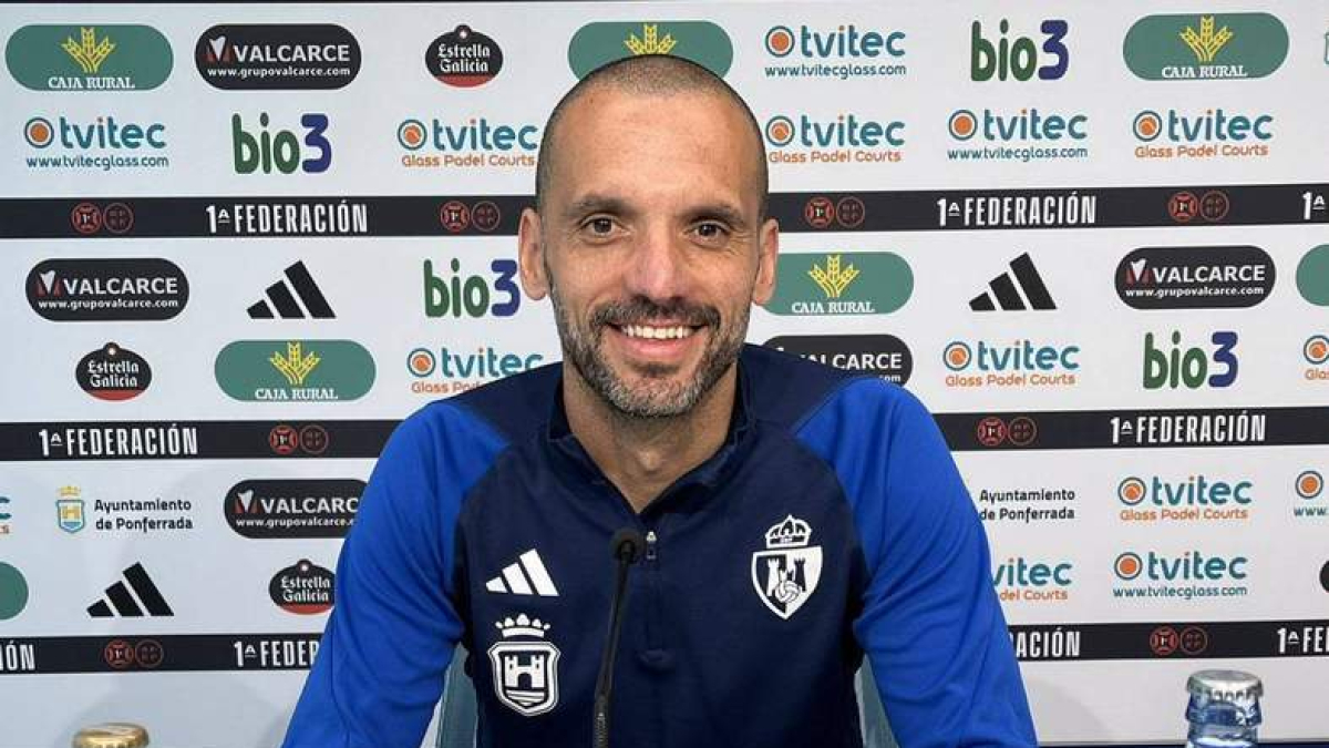 el capitán deportivista Yuri, durante la conferencia de prensa de ayer en el estadio El Toralín. SDP