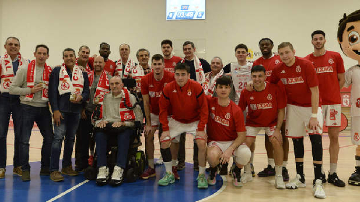 La plantilla junto a un referente del Baloncesto León, Urbano, González. MARÍA FUENTES /FERNANDO OTERO