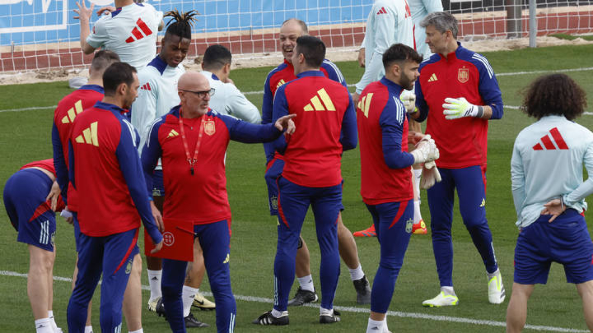 Luis de la Fuente da instrucciones durante un entrenamiento del equip en la Ciudad del Fútbol de Las Rozas, Madrid.
