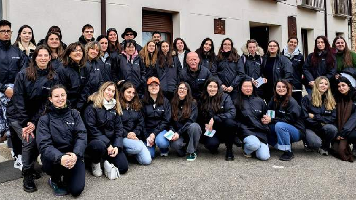 Los participantes de ExperimentaLeon, junto al alcalde de Riello, Manuel Rodríguez.  DL