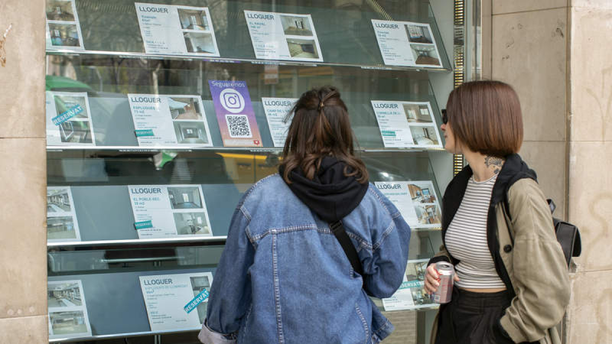 Unas mujeres observan la oferta inmobiliaria en Barcelona.  MARTA PÉREZ