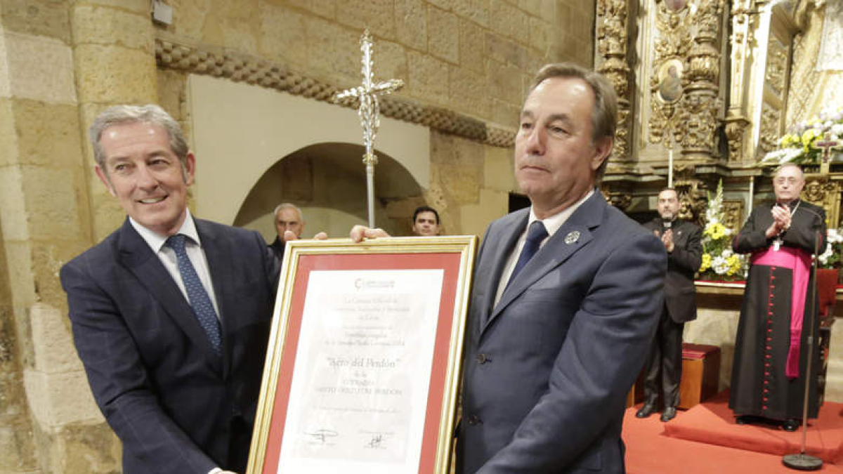 Javier Vega entregó el premio al abad José María Urdiales. FERNANDO OTERO