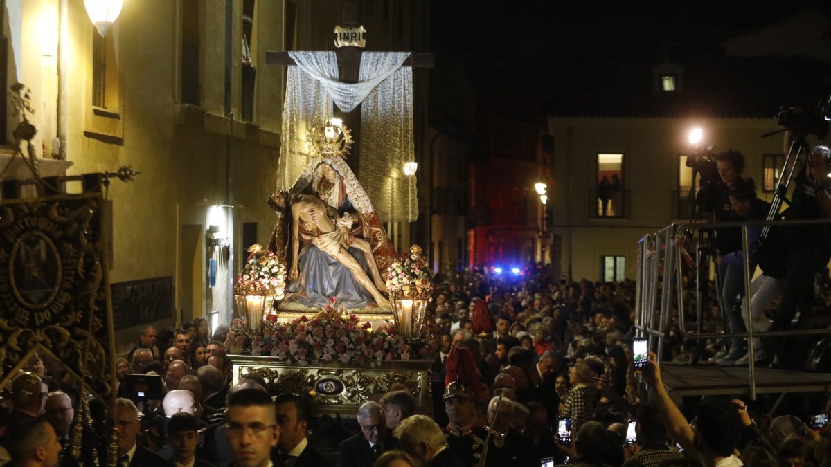 La Dolorosa atraviesa la plaza del Grano.