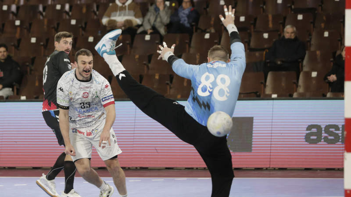 El Ademar regresa esta tarde al Palacio de Deportes tras el parón por los partidos internacionales. FERNANDO OTERO