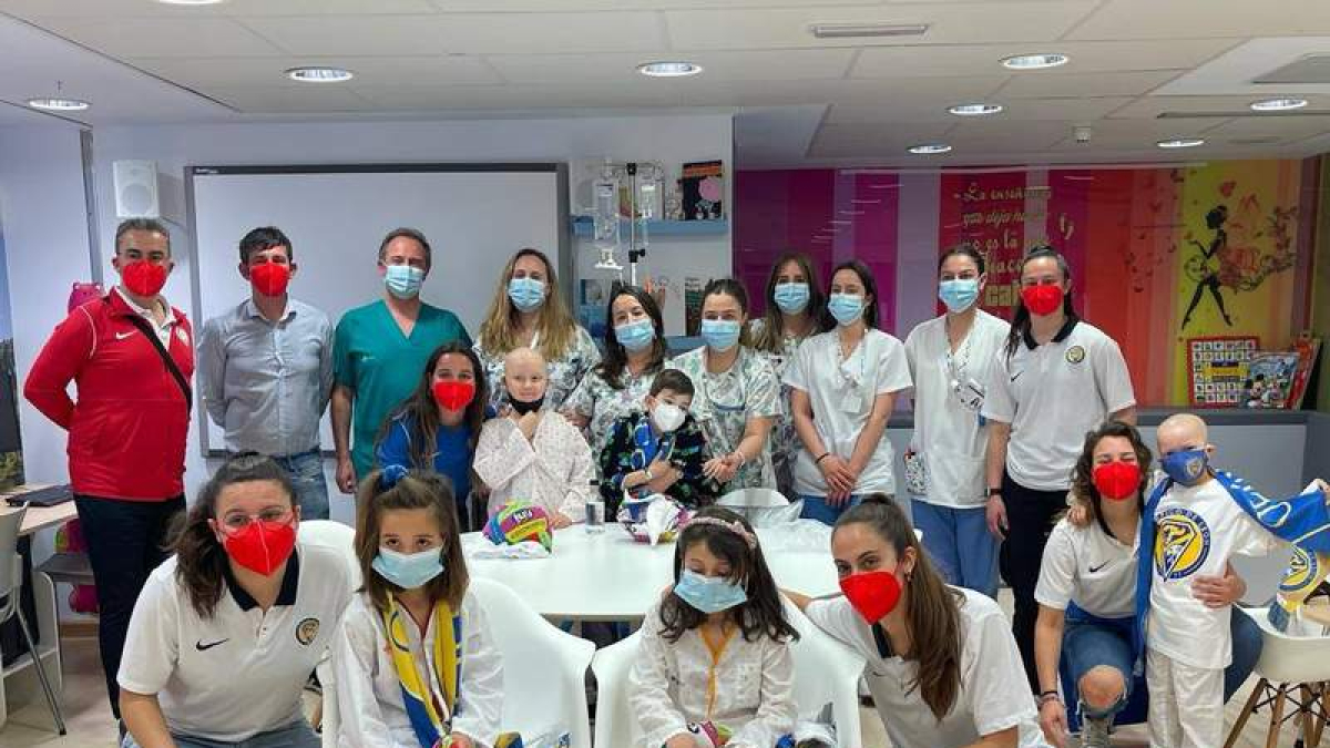 Varias componentes del Olímpico de León, en la planta de pediatría del Hospital de León. ANA DÍEZ