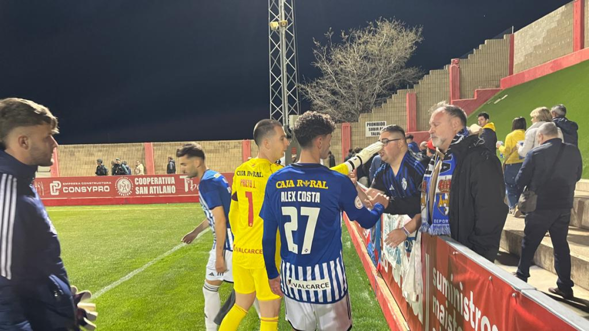 Los jugadores de la Deportiva agradecen a su afición el apoyo.