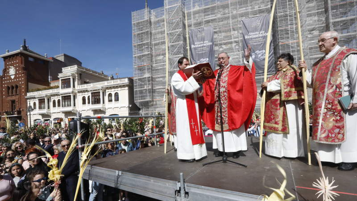 La procesión de La Borriquita dejó momentos muy plásticos en su desarrollo. RAMIRO
