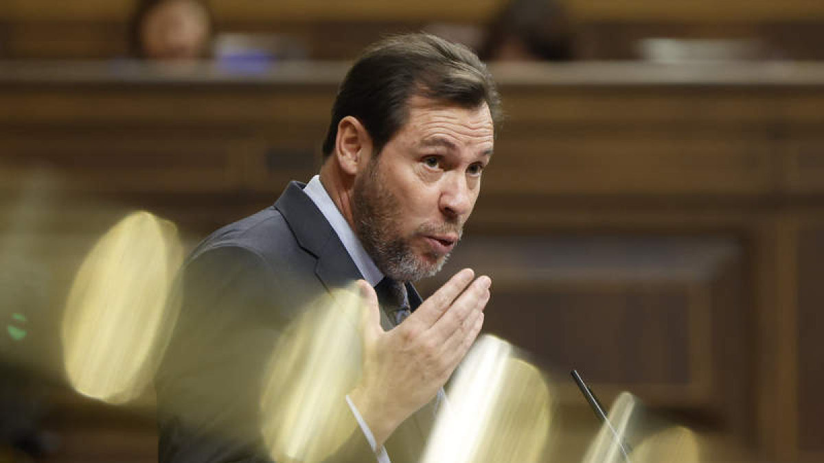 El ministro de Transportes, Óscar Puente, en el Congreso.  EFE
