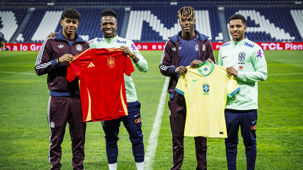 Yamal y Nico Willimas posan con Vinicius y Rodrygo. PABLO GARCÍA