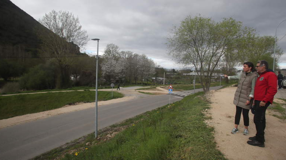 La concejala de Ponferrada Lidia Coca y el técnico municipal Fernando Arias, ayer en la senda