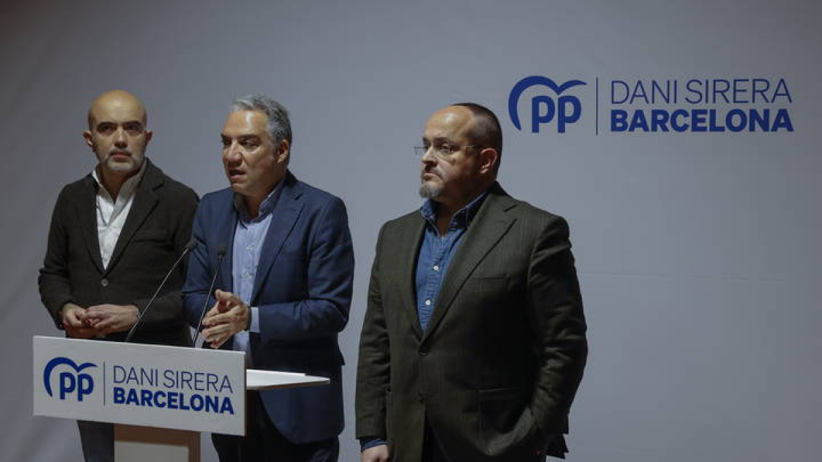 Imagen de archivo del vicesecretario general de Política Autonómica del PP Elias Bendodo (c), acompañado por el candidato del PPC Alejandro Fernández (d) y por el presidente grupo popular en el Ayuntamiento de Barcelona, Dani Sirera (i).