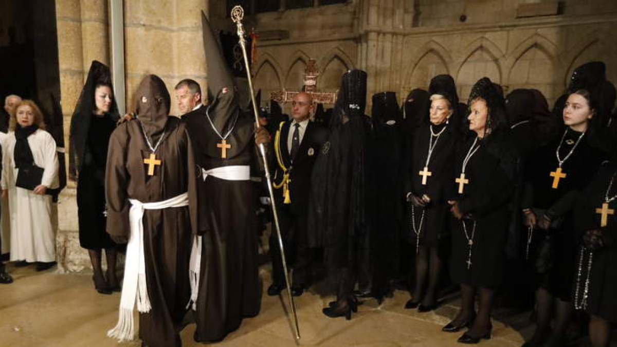 El acto del perdón se mantuvo a pesar de la lluvia y una parte se hizo en el interior de la Catedral y otra en el Locus Apellationis.  RAMIRO