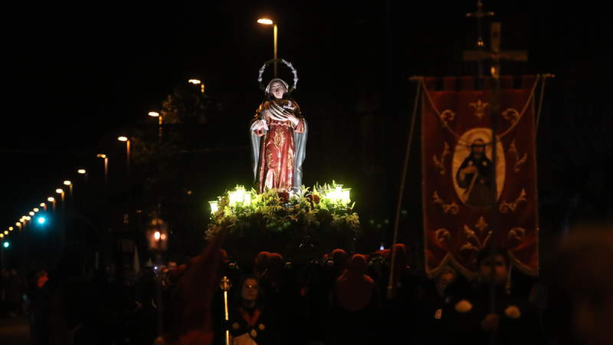 Inicio de la procesión, anoche, Martes Santo. L. DE LA MATA