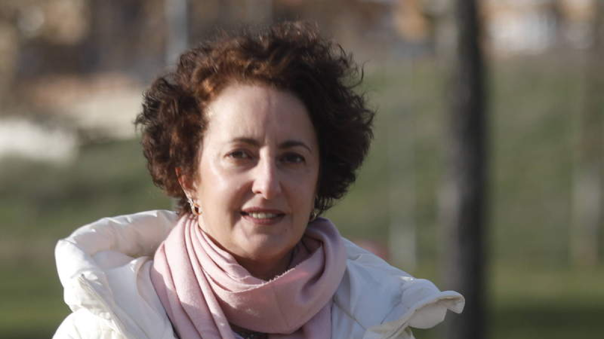 Angélica Cosmen es trabajadora social y presidenta del Colegio de Trabajo Social en León.  RAMIRO
