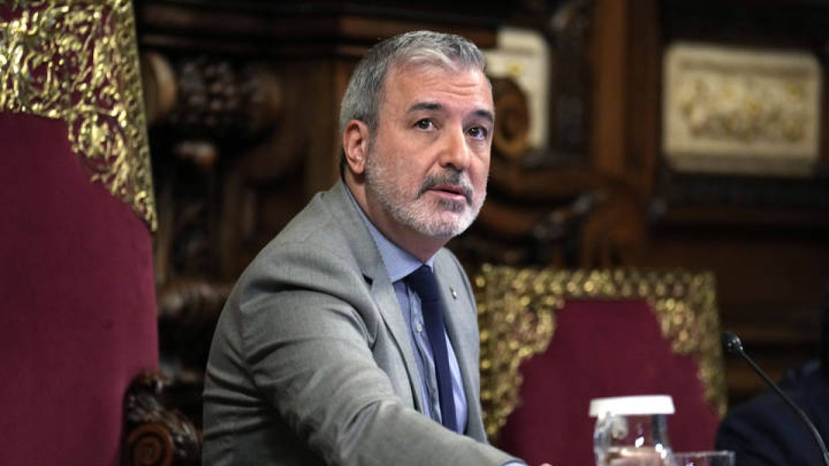 El alcalde de Barcelona, Jaume Collboni, durante el pleno en el que ha planteado al consejo municipal una cuestión de confianza vinculada a la aprobación definitiva del presupuesto, que ha sido rechazada, tras lo cual Collboni ha anunciado la ampliación del gobierno, actualmente solo del PSC y en minoría, a partir de que el próximo 2 de mayo entre en vigor el presupuesto municipal con el mecanismo de la cuestión de confianza, sin especificar ni fecha ni socio.
