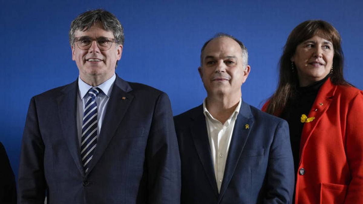 El expresidente de la Generalitat Carles Puigdemont junto a la presidenta de JxCat, Laura Borràs (d), y el secretario general del partido, Jordi Turull (c), durante el acto de firma del acuerdo de Junts per Catalunya con Joventut Republicana, Els Verds-Alternativa verda, Reagrupament, Acció per la república, Estat Català, MESCat y Demòcrates de Catalunya, que se ha realizado este martes en Perpiñán. 