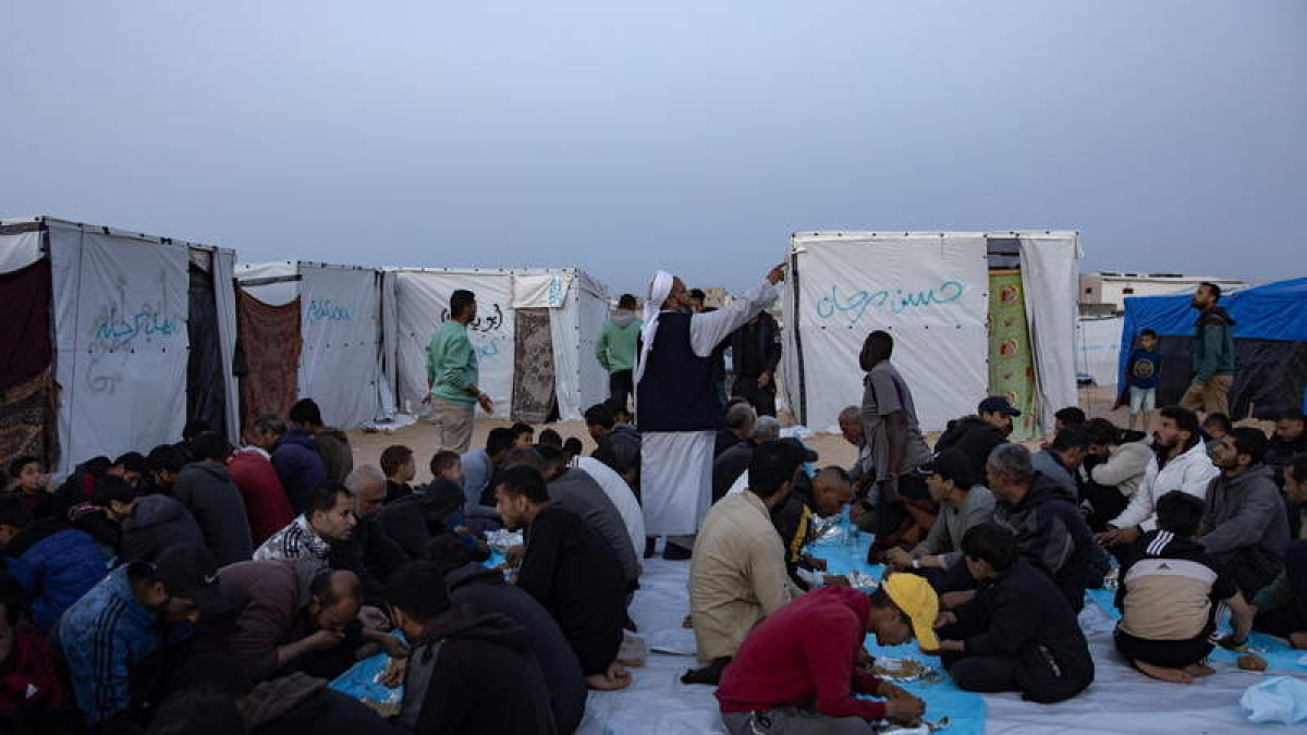 Refugiados palestinos se reúnen para conmemorar el Ramadán en Gaza.  HAITHAM IMAD