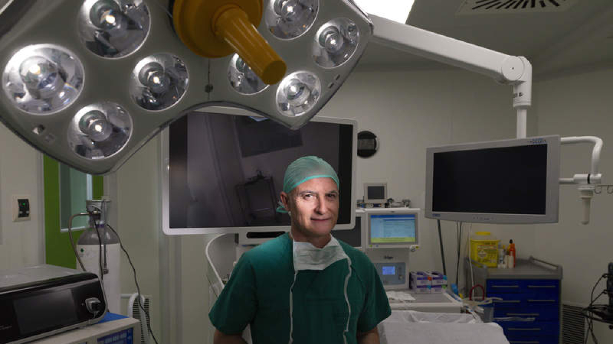 El cirujano José María Canga Presa, en el quirófano de la Clínica HM SaN Francisco.   MARÍA FUENTES