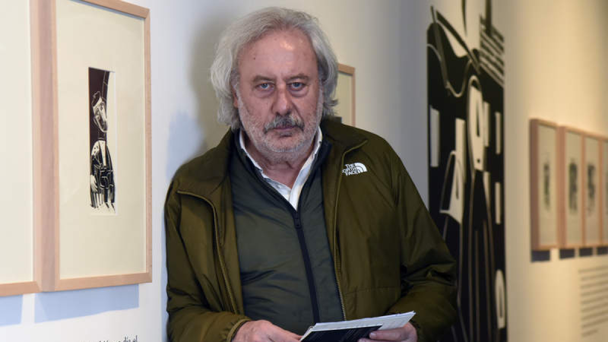Julio Llamazares, en Huesca, durante la presentación de la exposición de ‘La lluvia amarilla’. JAVIER BLASCO