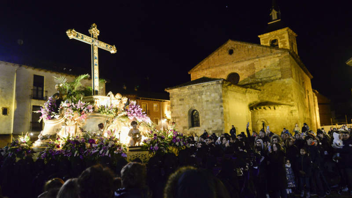 La Real Cofradía del Santísimo Sacramento de Minerva y la Santa Vera Cruz arriesgó y sacó con fuerza la procesión de la Amargura con el Lignus Crucis. MARÍA FUENTES