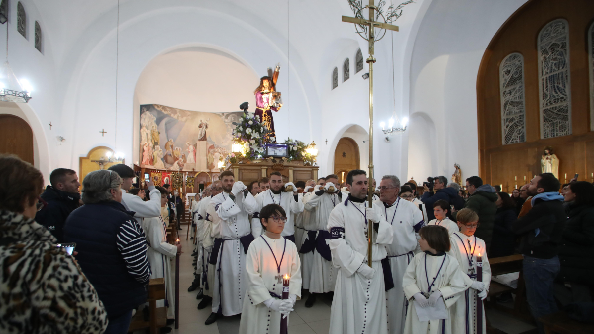 Acto religioso en el interior de la iglesia de San Pedro tras suspenderse la Procesión del Silencio de Ponferrada.