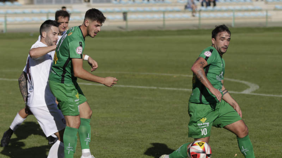 Javi Amor abrió el marcador para el Atlético Astorga. J. NOTARIO