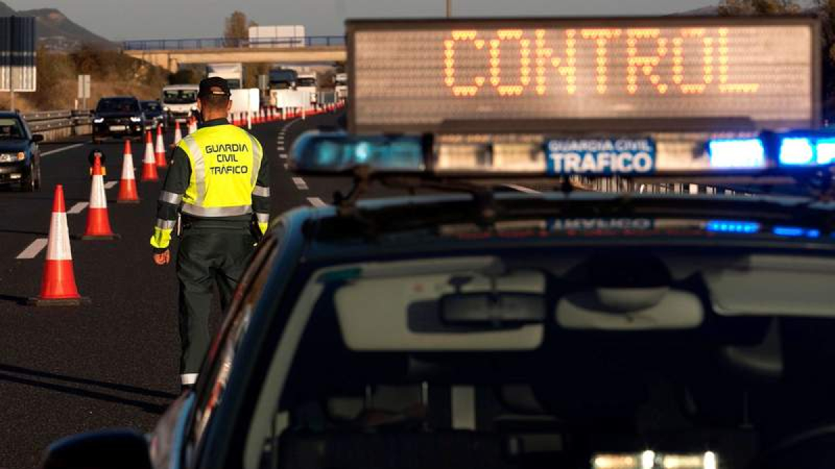 Un agente de servicio en un control de Tráfico.  EFE