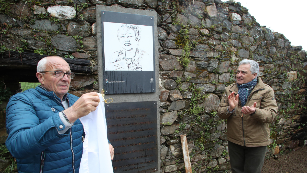 El alcalde de Barjas, Alfredo de Arriba, y Santiago Asenjo, de A Plena Cultura, descubrieron el busto grabado en pizarra de Carmen Busmayor.