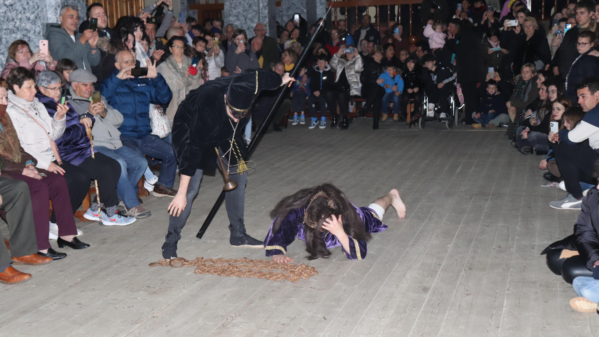 Las tres caídas fueron representadas por Mariano Cardoso como el nazareno y Víctor Santiago el Judío.