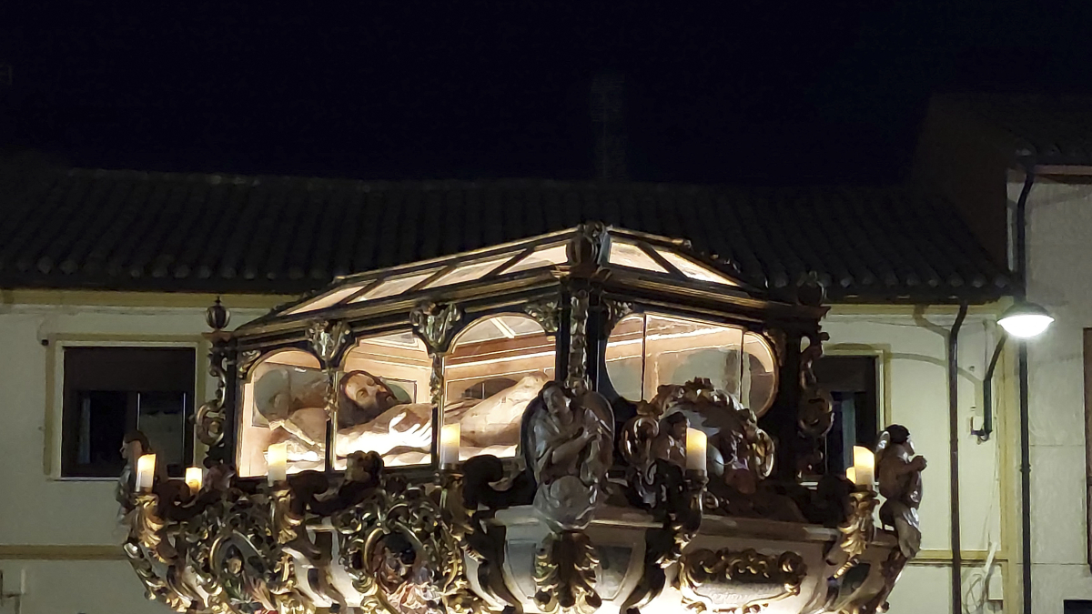 Procesion del Santo Entierro durante el viernes noche.