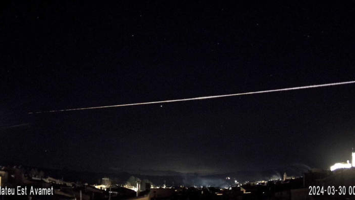 Estela del bólido espacial grabado por todo el este peninsular en la madrugada del viernes al sábado. En realidad es un meteroide. CESAR GUASCH