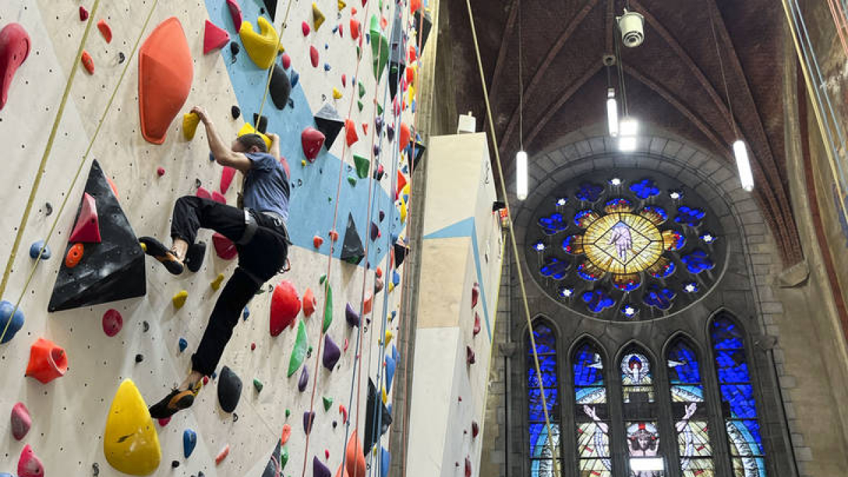 Rocódromo instalado en la iglesia de San Antonio de Padua de Bruselas, ahora desacralizada y convertida en una sala de escalada.