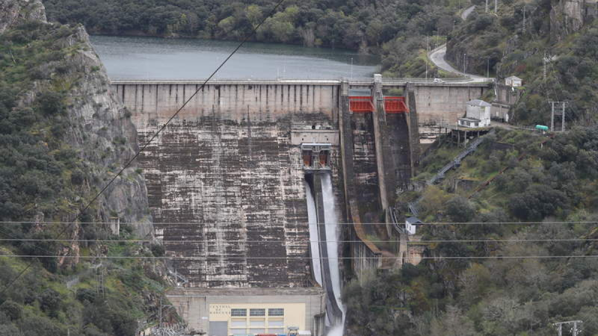 Nivel del embalse de Bárcena, casi al límite, soltando agua, ayer por la tarde. L. DE LA MATA