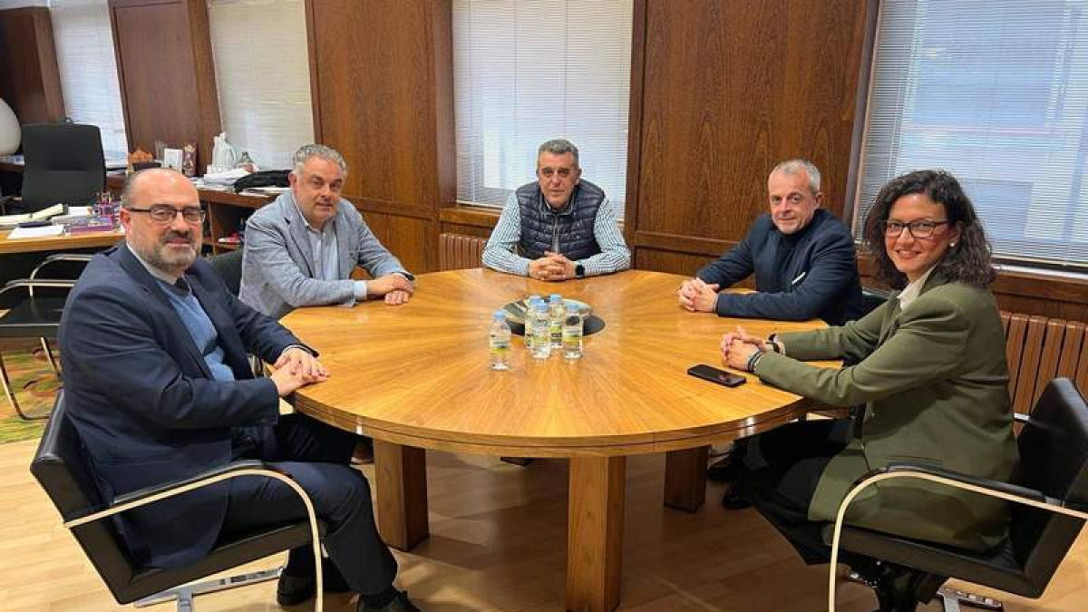 Un momento del encuentro celebrado en el despacho del alcalde de Astorga. DL